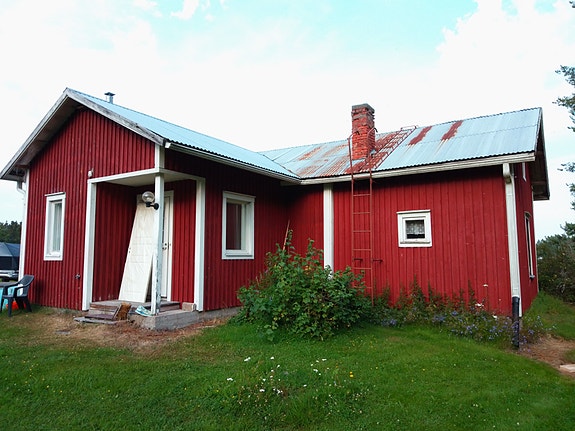 Myydään purettavaa tavaraa vanhasta hirsirunkoisesta talosta