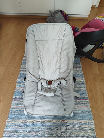 Emma rocker sitteri