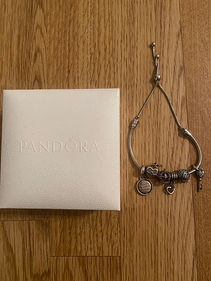 Pandora merkkinen rannekoru ja koristeet