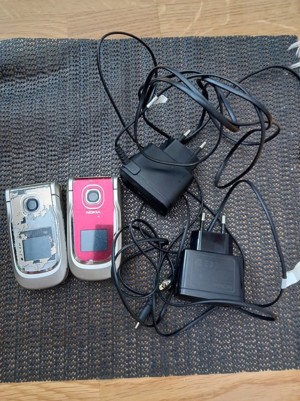 Nokia 2760  ja laturit yht 5e.