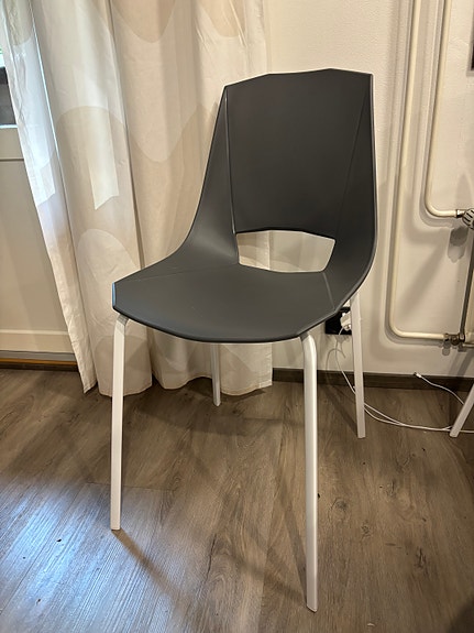 Myydään 4 kpl ruokapöydän tuolia