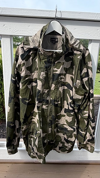 maastokuvioinen takki XL ja housut XL