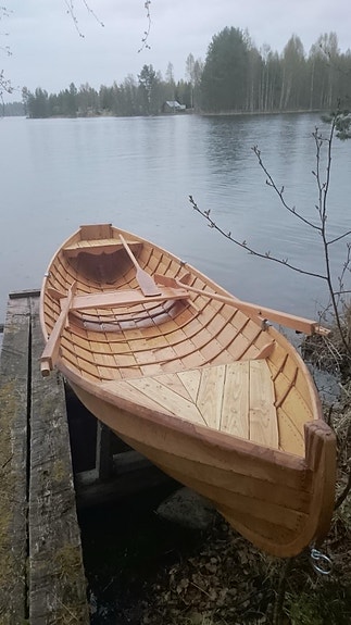 Puinen soutuvene ja venepaikka tallissa