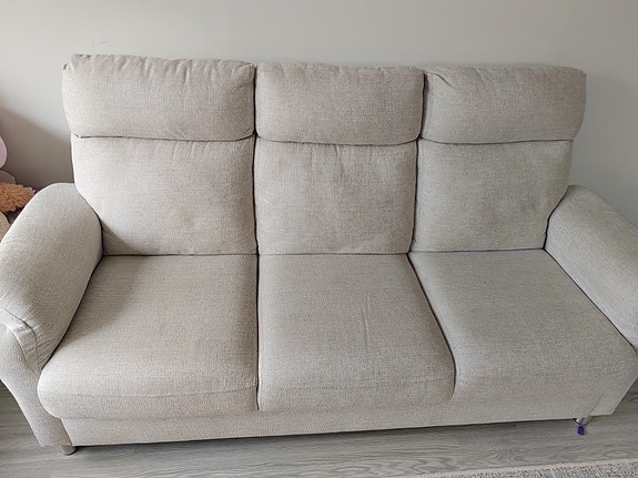 IKEA vaaleanharmaa sohva ja nojatuoli