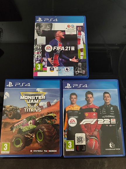 PlayStation 4 pelit FIFA 21, FI22 ja Monster Jam Titans