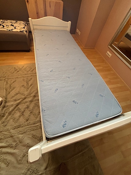 Valkoinen sänky ja sininen patja 80x200