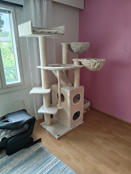 Beige suuri kiipeilypuu kissoille