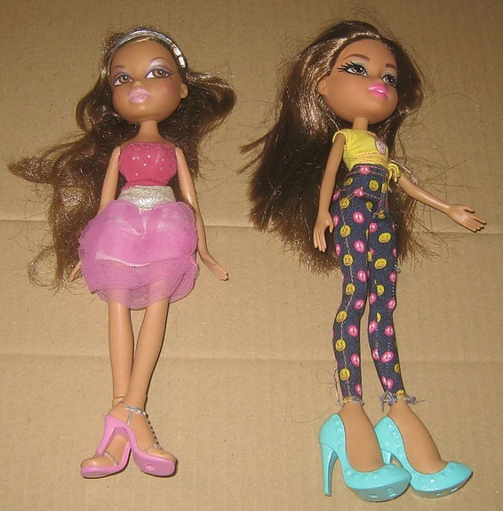 Bratz nuket  - 2 kpl (+ vaatteita ja kenkiä )
