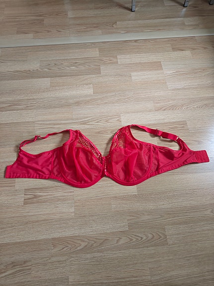 Punaiset rintaliivit kokoa 95K