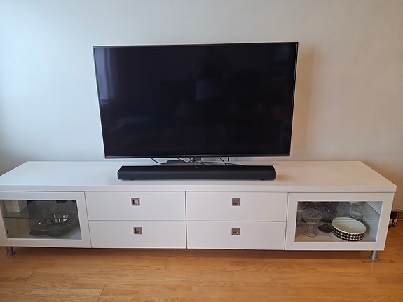 Myydään laadukas kotimainen TV-taso laatikoilla ja lasivitriini ovilla