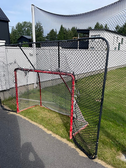 Jääkiekon maali ja suojaverkko