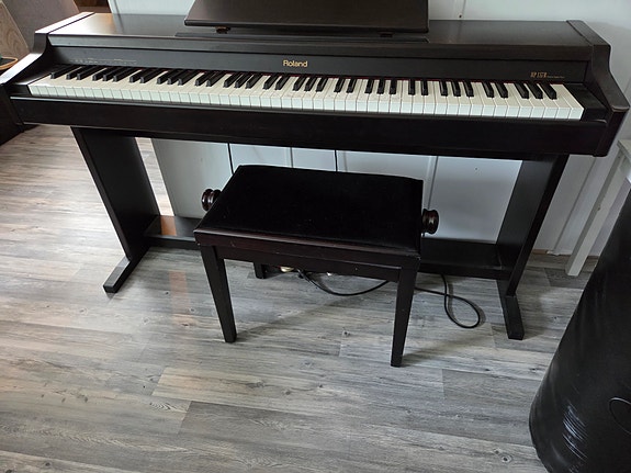 Roland HP-137R digitaalipiano musta