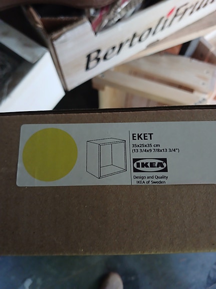 Keltaiset seinään hylly lokerikot