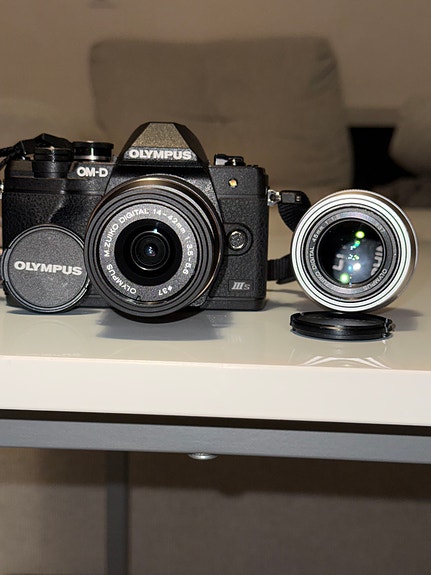 Olympus OM-D E-M10 Mark III S -kamerapaketti + 3 objektiivia ja tarvikkeet