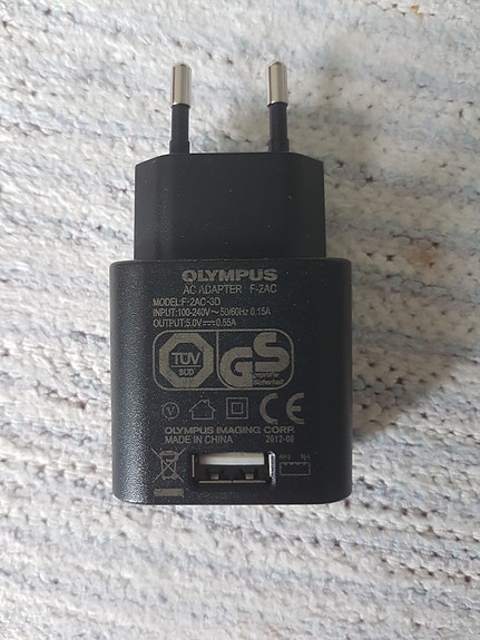 Alkuperäinen OLYMPUS  virtalähde ja akku