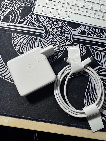 Apple 61W USB‑C laturi MacBookille