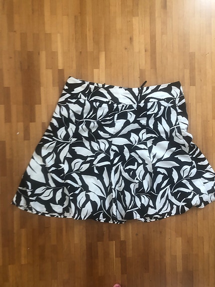 Mustavalkoinen Esprit puolihame 44