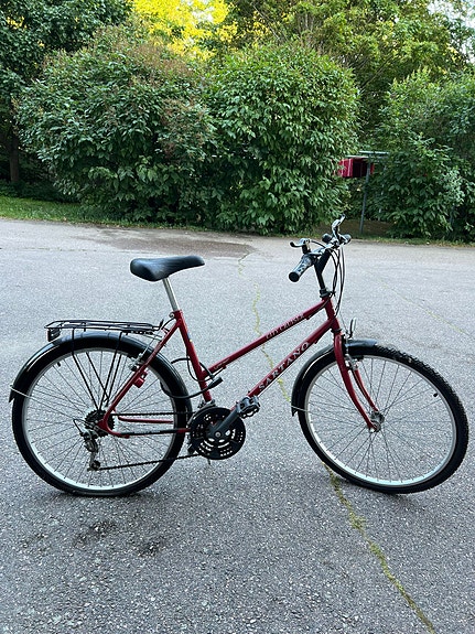 Siisti Sartano City Cruiser 26" naistenpyörä (21-v) – vähän ajettu!