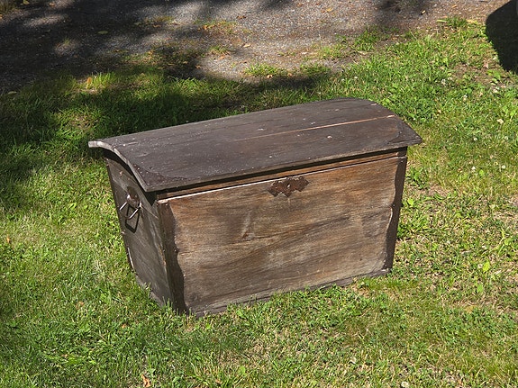 Vanha puinen arkku / kirstu