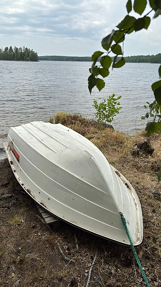 Suvi 3900 vene ja Johnson 9.9 perämoottori