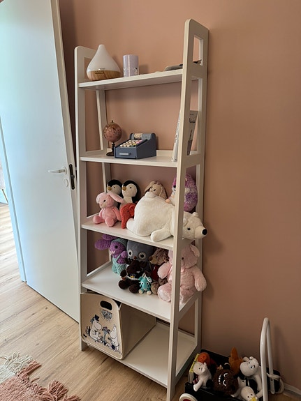 Valkoinen kirjahylly
