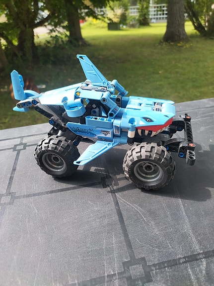 Erilaisia Lego technic autoja