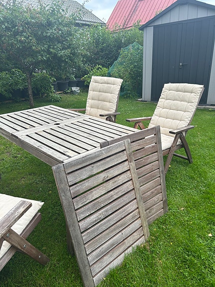 Puiset pöytä ja tuolit pehmusteilla terassille