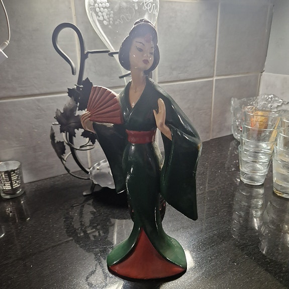 Japanilainen naisfiguuri koristepatsas viuhkalla