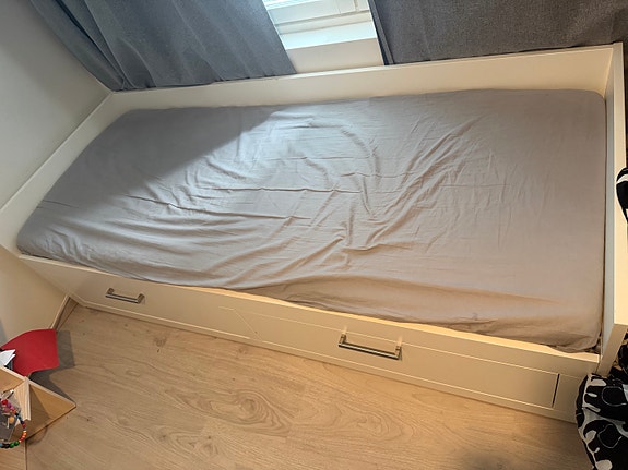 IKEA Brimnes sänky säilytyslaatikoilla