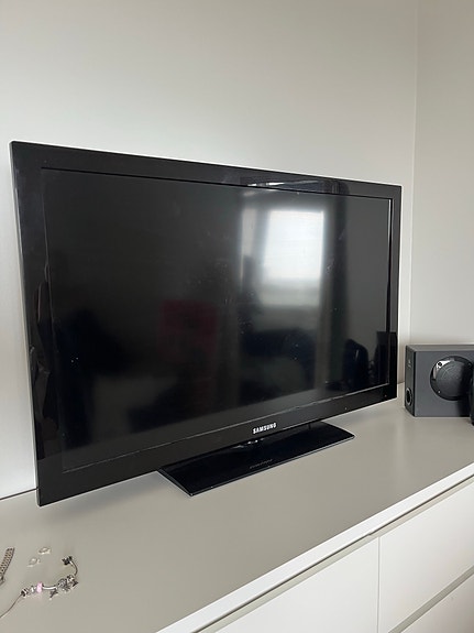 Samsung Tv ja Logitech kaiuttimet
