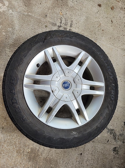 Fiat 14 tuumaiset alumiinivanteet kesärenkailla