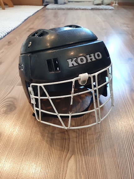 Koho jääkiekkokypärä ristikolla