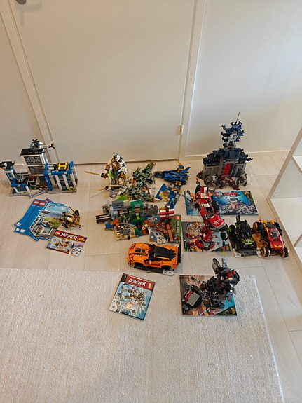 LEGO settejä ohjekirjoilla ja irtolegoja