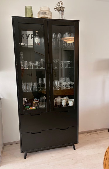 AC Design Furniture musta vitriini