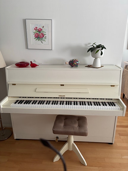 Hellas piano valkoinen mukana myös tuoli