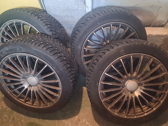nankang nastarenkaat 225/45 R17 alumiinivanteilla