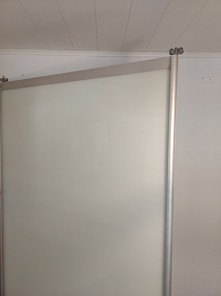 Lasiliukuovi alumiinikehyksellä, kiskoineen ja liukuineen.