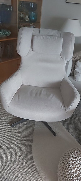 Pyörivä nojatuoli. Väri vaalea.