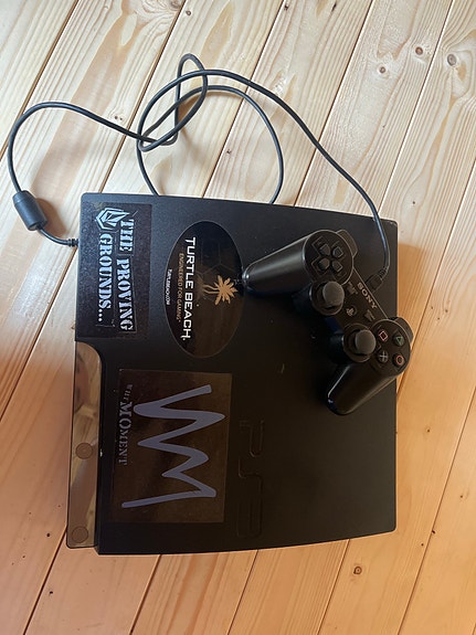 Sony PlayStation 3 konsoli ohjaimella