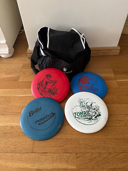 Frisbeekiekkoja ja kantokassi