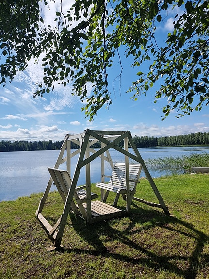 Puinen pihakeinu kahdelle, valkoinen