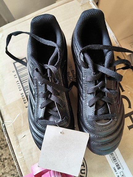 Uudet Adidas nappulakengät koko 33. ENNEN OSTAMISTA LUE TUOTEKUVAUS
