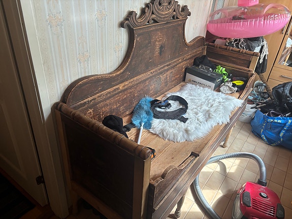 Vanha puinen sänky/sohva