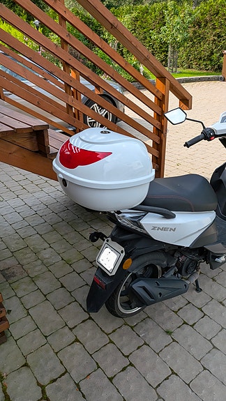 Takaboksi skootteri/moottoripyörä lukittava