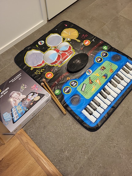 Lasten musiikkimatto (rummut ja syntsa)
