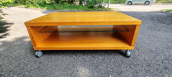 Lundian retro sohvapöytä lasihyllyllä ja pyörillä