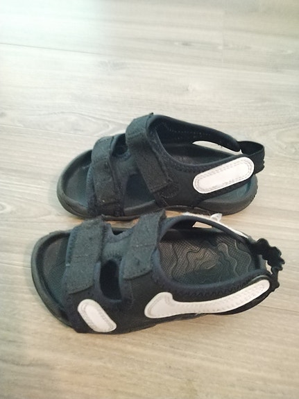 Nike-sandaalit