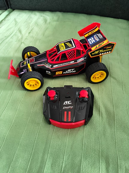RC radio-ohjattava kilpa-auto musta/punainen