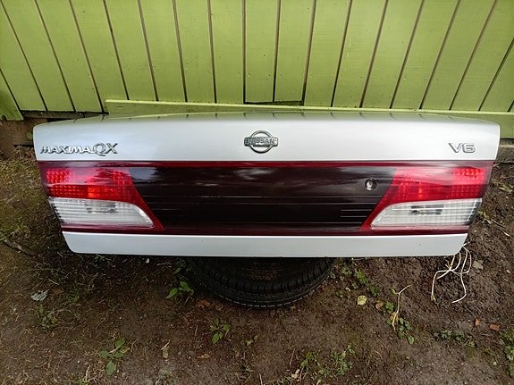 Nissan Maxima QX takaluukku V6, perävaloilla, hopea
