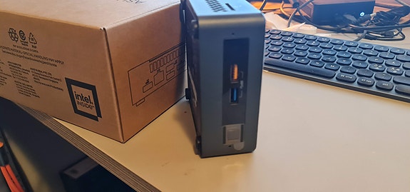 Intel NUC 7 Mini-PC 4GB RAM, 120GB SSD